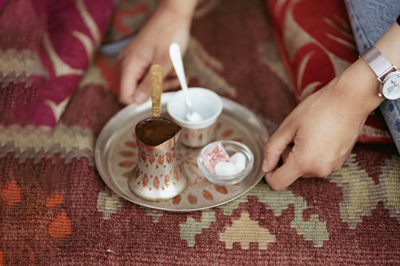 Si konsumohet kafja në kultura të ndryshme: Nga kafja turke tek moka